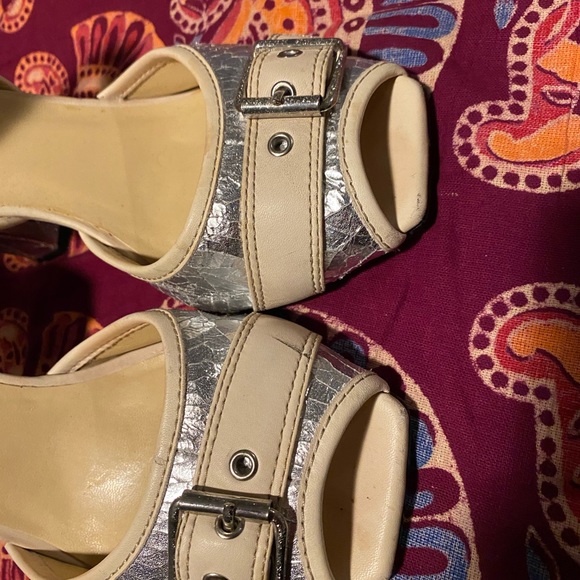 Distressed silver leather shoes with cream accent, wear them two ways! - Picture 6 of 6